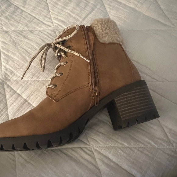 Jodi Lace up Ankle Boot with Shearling Collar - Picture 6 of 7